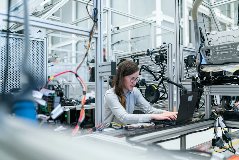 Painel de dados de manutenção preditiva em tela industrial